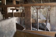 This is a vintage barn from another time in fawrming  history.